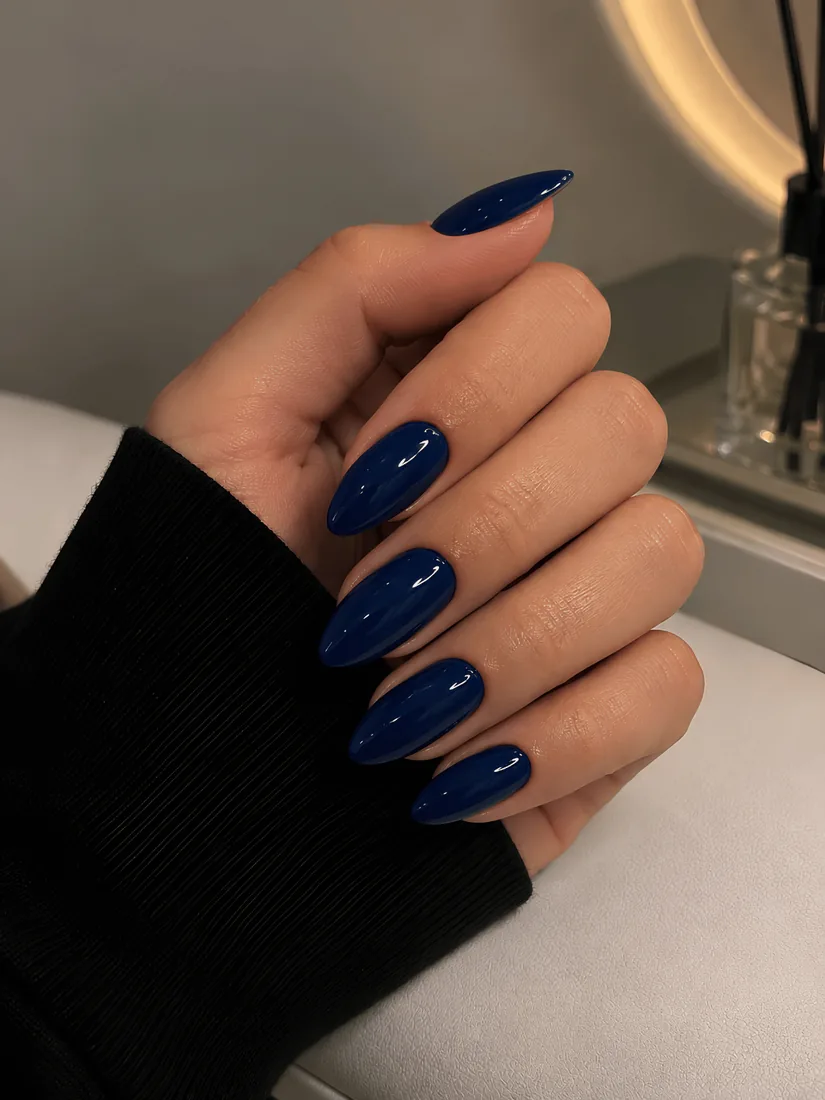 Unhas alongadas em azul marinho