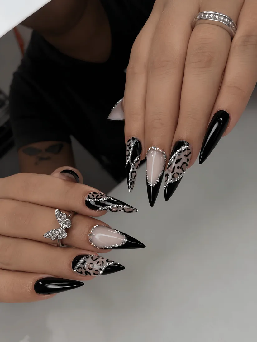 Unhas stiletto pretas com desenho